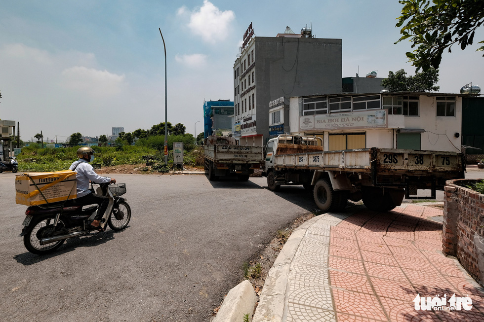 Hà Nội: Dựng gạch, thùng container, xe tải làm chốt phong tỏa - Ảnh 1.