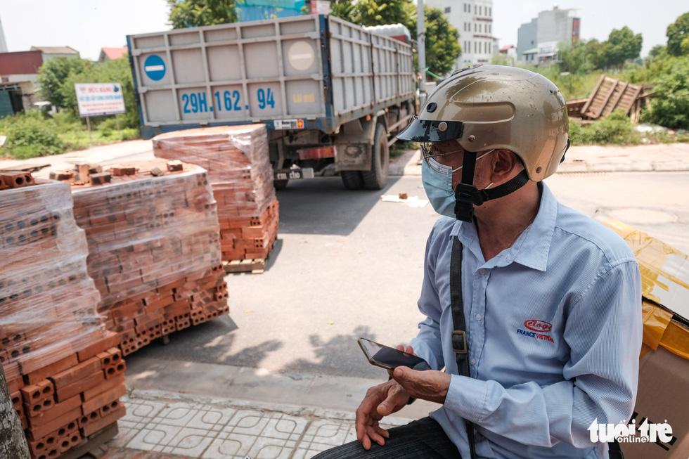 Hà Nội: Dựng gạch, thùng container, xe tải làm chốt phong tỏa - Ảnh 2.