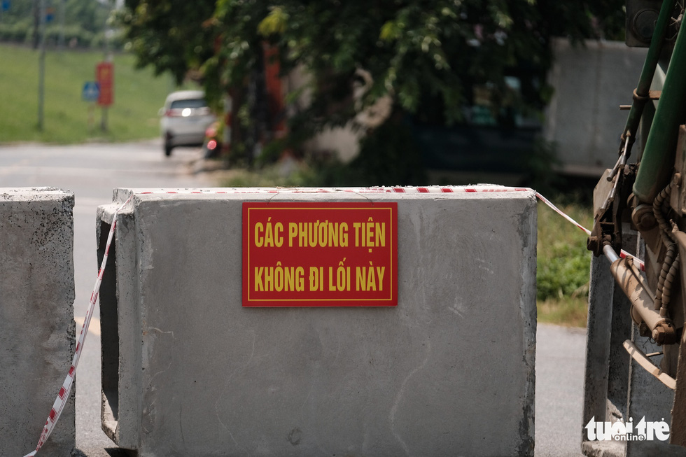 Hà Nội: Dựng gạch, thùng container, xe tải làm chốt phong tỏa - Ảnh 7.