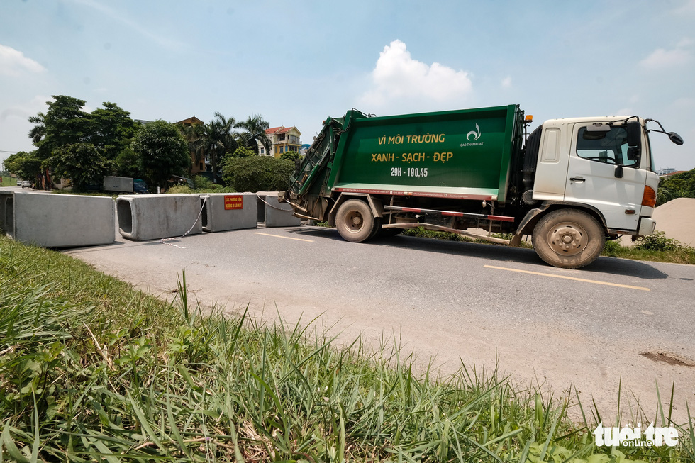 Hà Nội: Dựng gạch, thùng container, xe tải làm chốt phong tỏa - Ảnh 3.