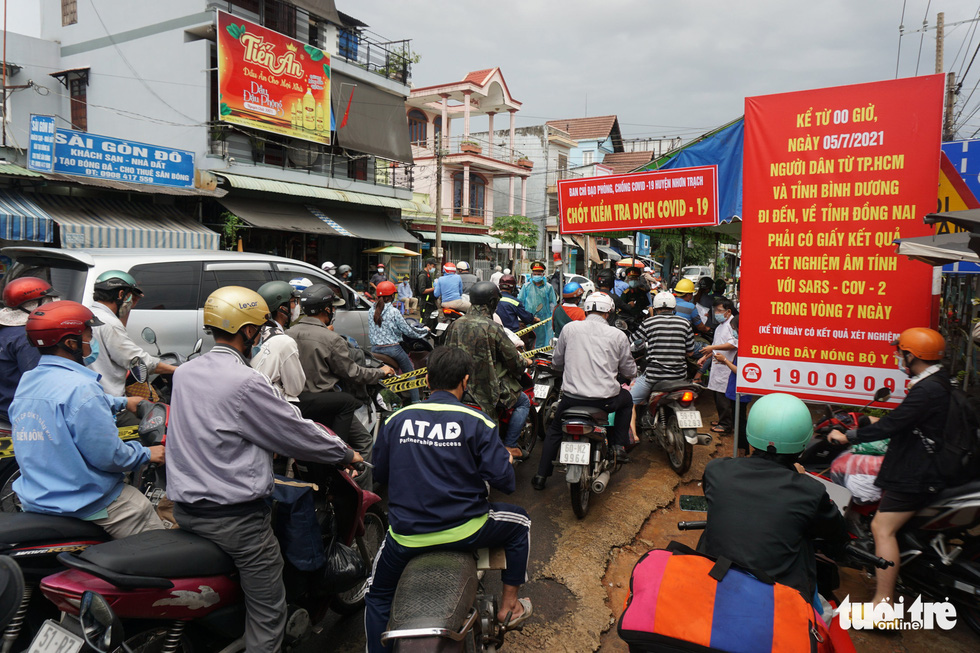 Nhiều người rời TP.HCM về quê phải quay đầu vì không có giấy xét nghiệm - Ảnh 8.