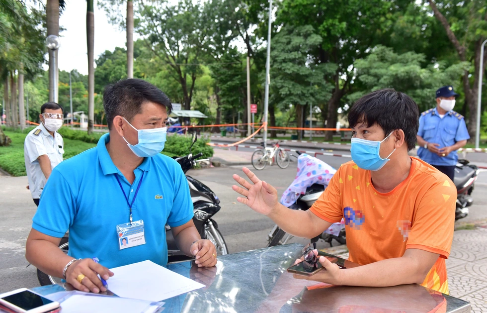 Phạt 1-3 triệu đồng với 3 người tập thể dục quanh công viên buổi sáng đầu tiên giãn cách - Ảnh 1. Phạt 1-3 triệu đồng với 3 người tập thể dục quanh công viên buổi sáng đầu tiên giãn cách - Ảnh 1.