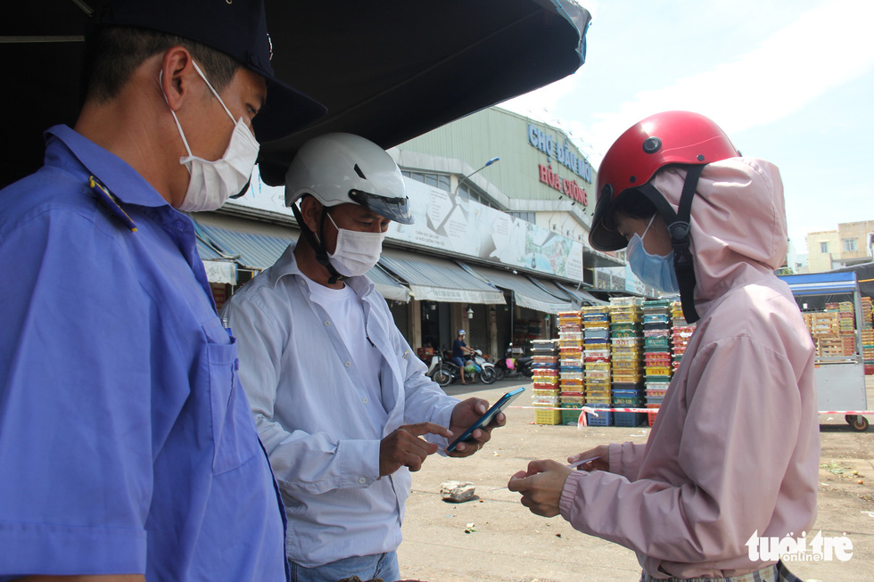 Chỉ thị triển khai cuối tuần, nhiều người Đà Nẵng không kịp chuẩn bị phiếu đi chợ, giấy đi đường - Ảnh 5.