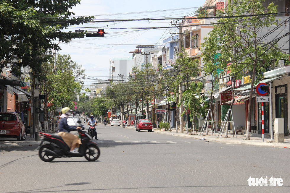 Chỉ thị triển khai cuối tuần, nhiều người Đà Nẵng không kịp chuẩn bị phiếu đi chợ, giấy đi đường - Ảnh 4.