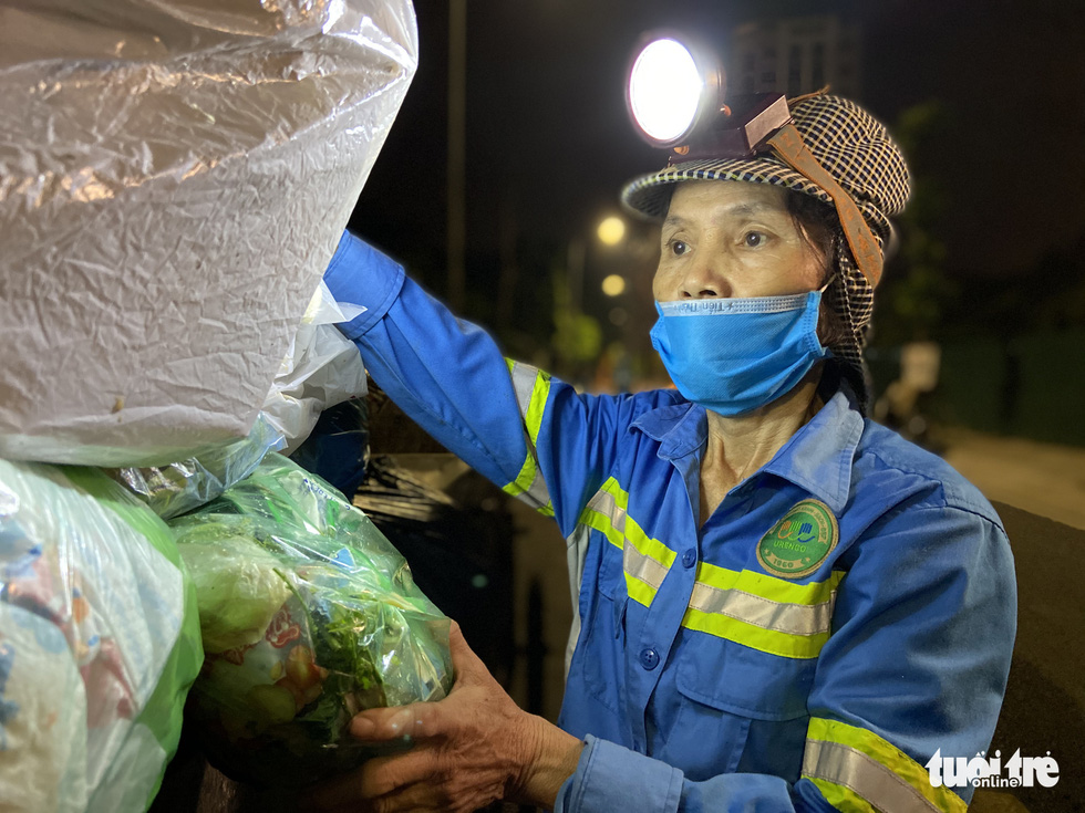 Lặng nghe tiếng chổi quét rác trong đêm giãn cách... - Ảnh 3.