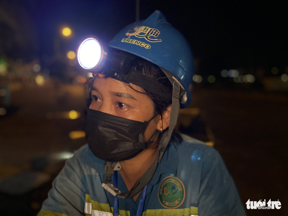 Lặng nghe tiếng chổi quét rác trong đêm giãn cách... - Ảnh 9.