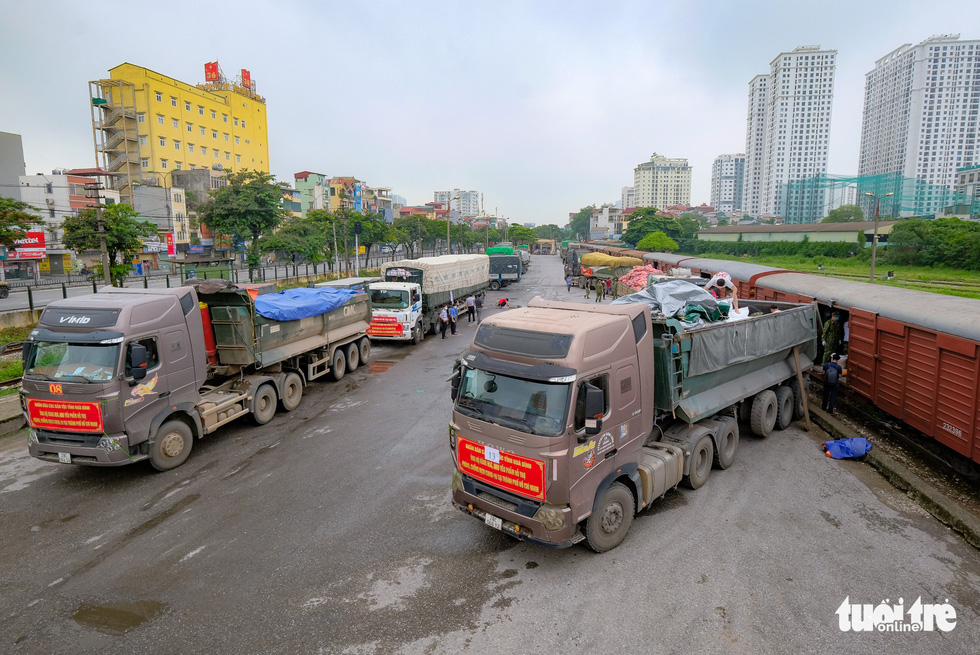 Tàu hỏa chở 300 tấn hàng nhu yếu phẩm người dân tỉnh Hòa Bình gửi tặng TP.HCM - Ảnh 1.