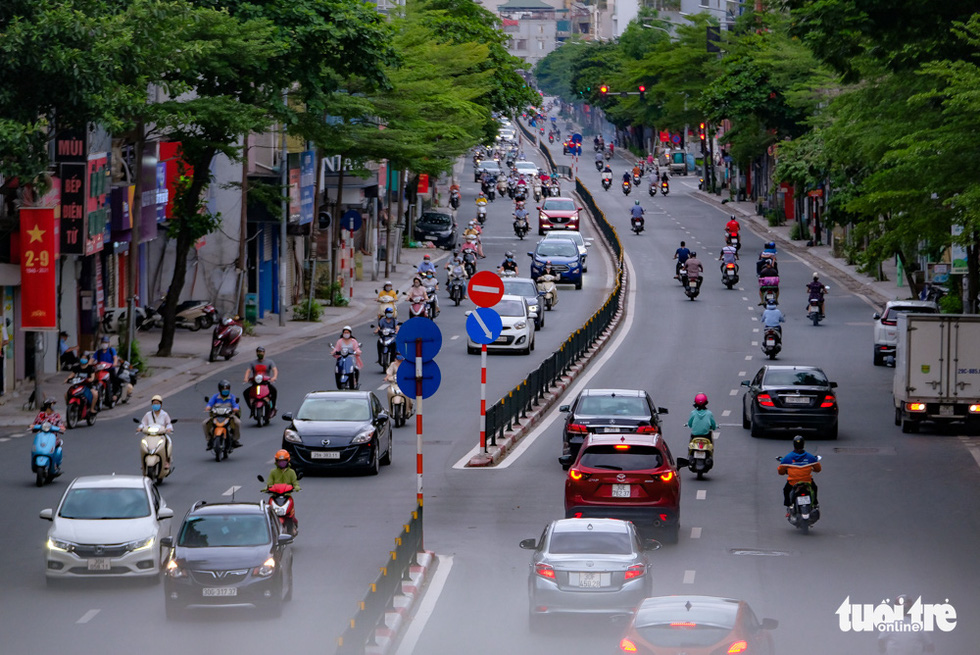 Đường phố Hà Nội tấp nập dù đang giãn cách theo chỉ thị 16 - Ảnh 4.