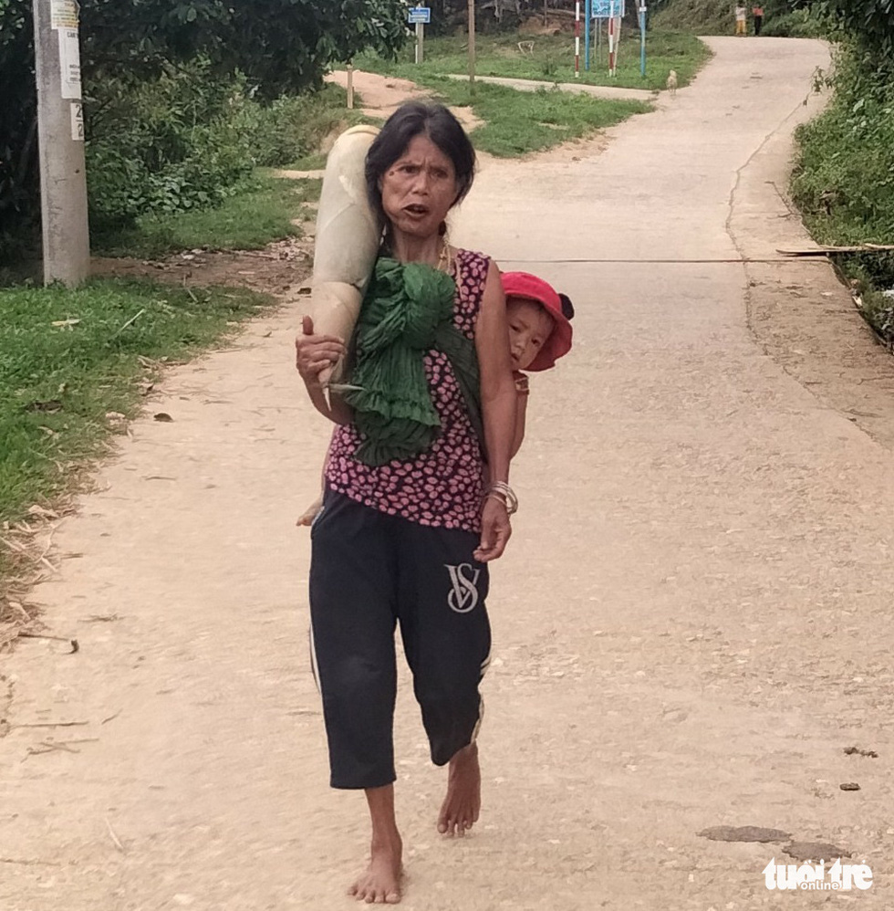 ‘Bà con mình ăn rau rừng để dành chuối, bí, măng… gửi về Đà Nẵng chống dịch’ - Ảnh 3.