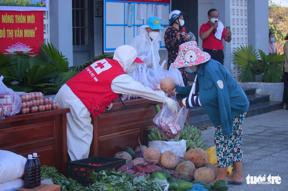 ‘Bà con mình ăn rau rừng để dành chuối, bí, măng… gửi về Đà Nẵng chống dịch’ - Ảnh 11.