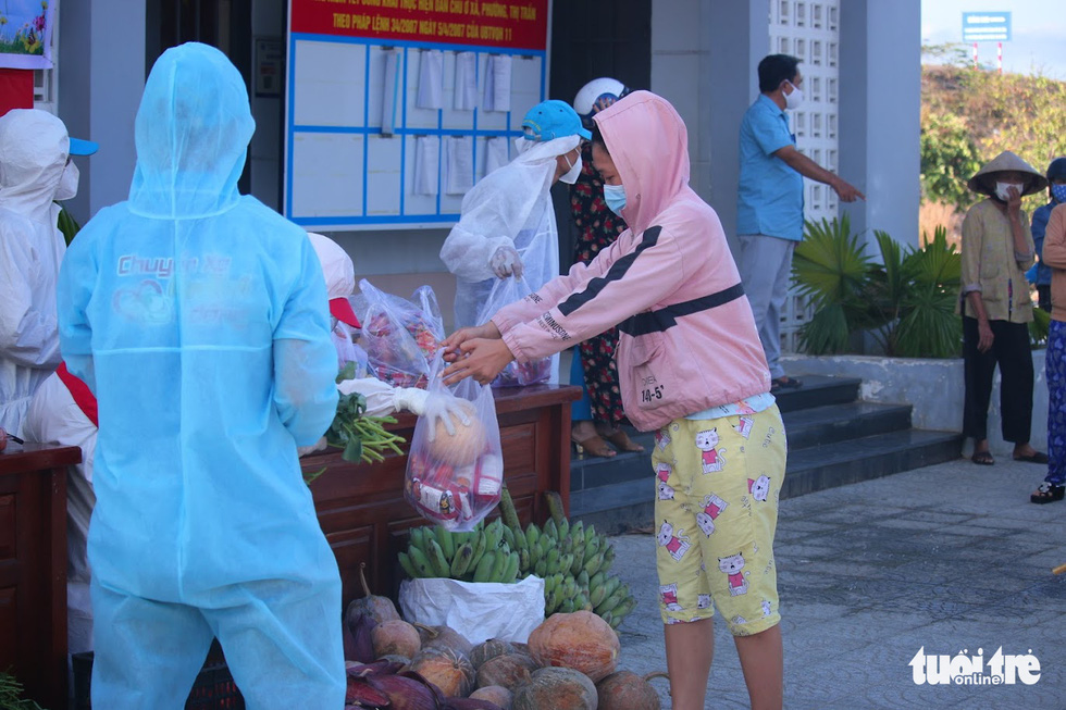 ‘Bà con mình ăn rau rừng để dành chuối, bí, măng… gửi về Đà Nẵng chống dịch’ - Ảnh 13.