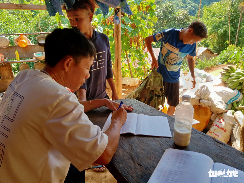 ‘Bà con mình ăn rau rừng để dành chuối, bí, măng… gửi về Đà Nẵng chống dịch’ - Ảnh 6.