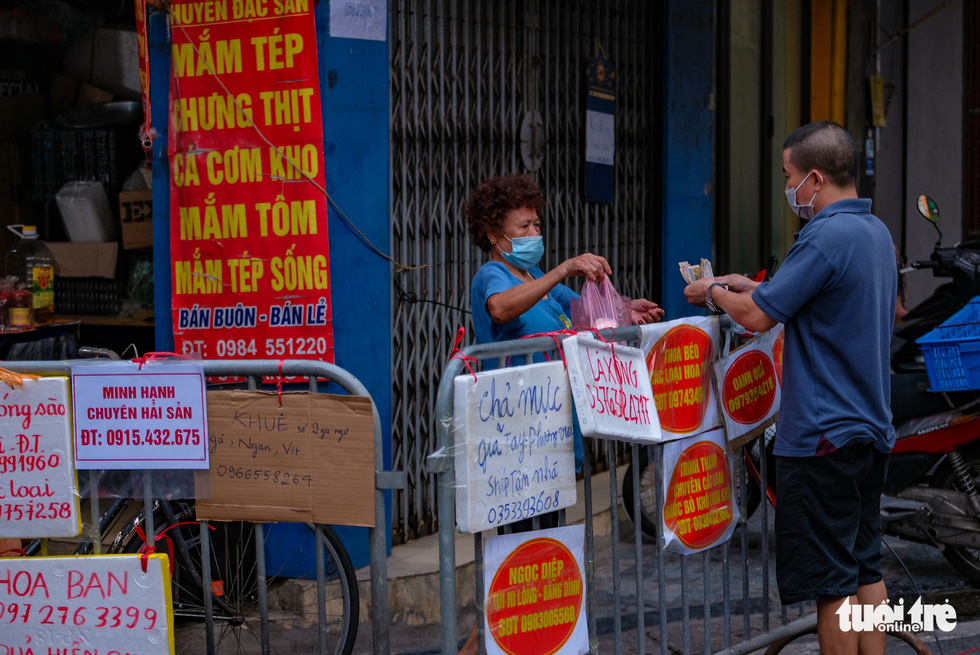 Hà Nội: Đi chợ giãn cách alo là có hàng tại chợ nhà giàu Hàng Bè - Ảnh 1.