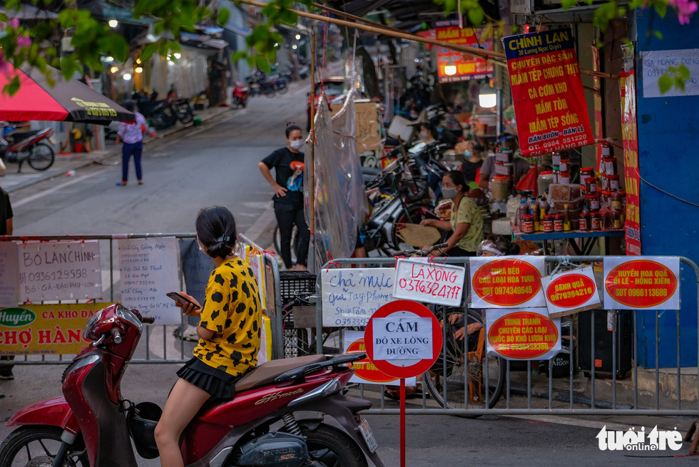 Hà Nội: Đi chợ giãn cách alo là có hàng tại chợ nhà giàu Hàng Bè - Ảnh 4.