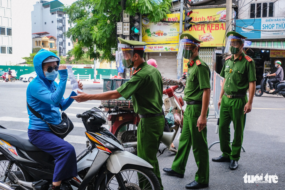 28 ngày với 2 đợt giãn cách của Hà Nội qua ảnh - Ảnh 4.