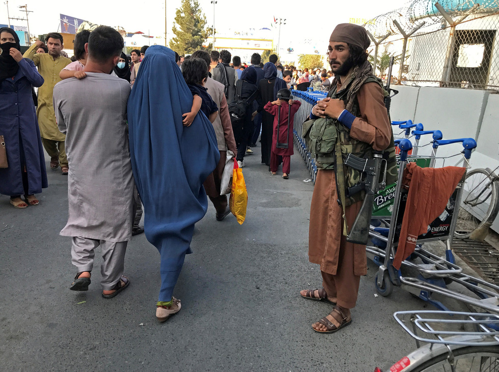 塔利班士兵去健身房，玩電車撞車，人們湧向機場逃離——照片4。