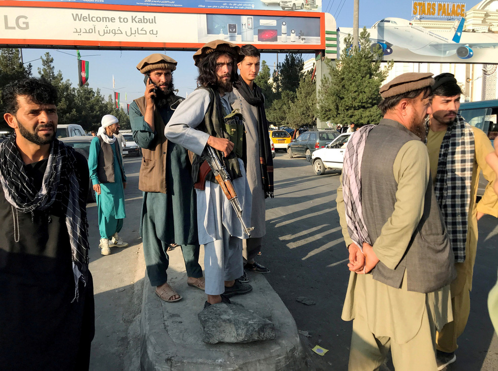 塔利班士兵去健身房，玩電車，人們湧向機場逃離——照片5。