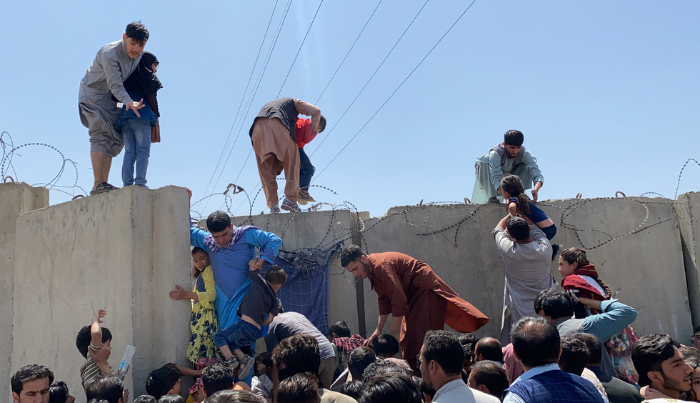 Lính Taliban đi tập gym, chơi xe điện đụng, người dân đổ đến sân bay để tháo chạy - Ảnh 8.