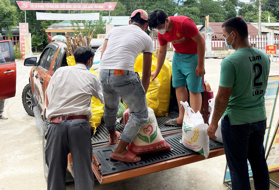 Bà con góp rau, củ, quả gửi khu cách ly, đội xe bán tải có mặt ngay! - Ảnh 6.