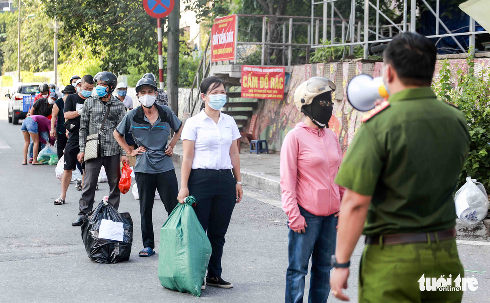 Hà Nội: Người dân khu phong tỏa kêu thiếu lương thực, bên ngoài ùn ùn tiếp tế - Ảnh 3.