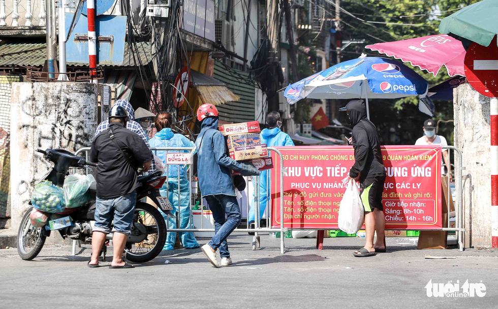 Hà Nội: Người dân khu phong tỏa kêu thiếu lương thực, bên ngoài ùn ùn tiếp tế - Ảnh 6.