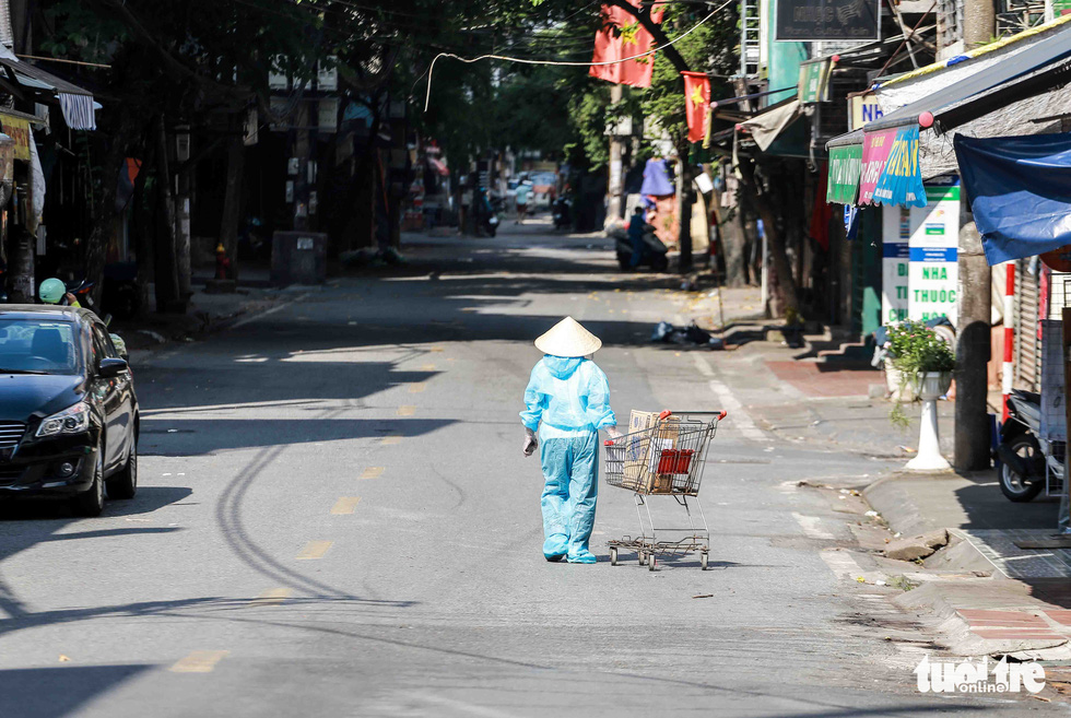 Hà Nội: Người dân khu phong tỏa kêu thiếu lương thực, bên ngoài ùn ùn tiếp tế - Ảnh 11.