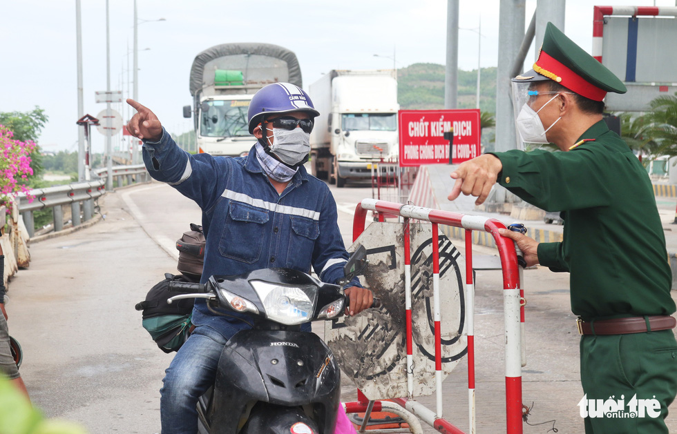 Nghệ An cấp tốc mở lều dã chiến xét nghiệm nhanh cho người dân về quê bằng xe máy - Ảnh 4.