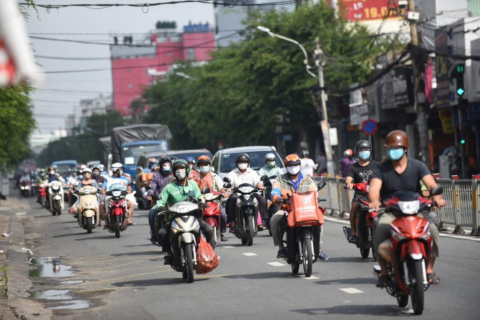 TP.HCM sáng 21-8 đường sá, nhà thuốc đông nghịt người, có nơi chốt kiểm soát phải xả trạm - Ảnh 1.