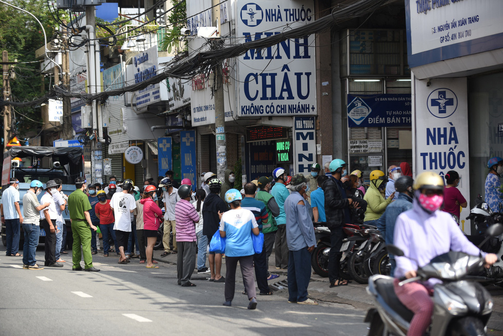 TP.HCM sáng 21-8 đường sá, nhà thuốc đông nghịt người, có nơi chốt kiểm soát phải xả trạm - Ảnh 3.