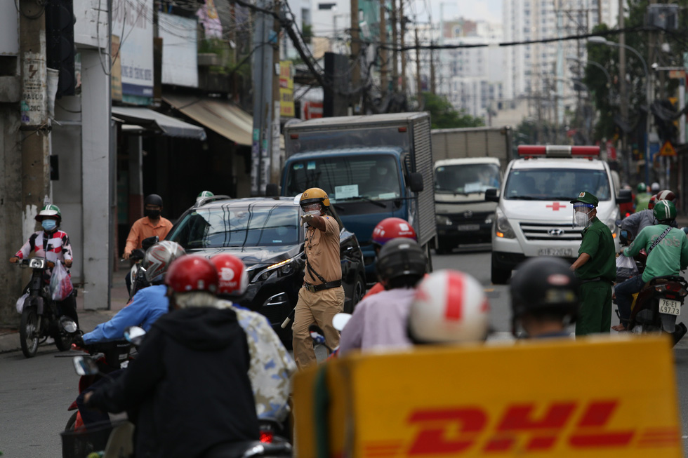 Xe đông nườm nượp, cảnh sát giao thông mất 6 giờ điều tiết một ngã tư tại TP.HCM - Ảnh 4.