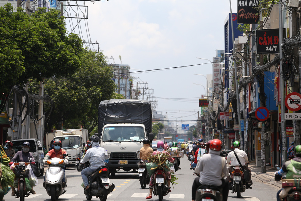 Xe đông nườm nượp, cảnh sát giao thông mất 6 giờ điều tiết một ngã tư tại TP.HCM - Ảnh 5.