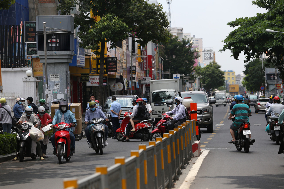 Xe đông nườm nượp, cảnh sát giao thông mất 6 giờ điều tiết một ngã tư tại TP.HCM - Ảnh 7.