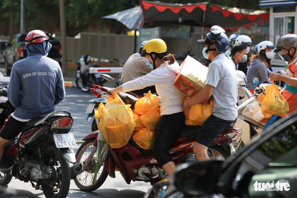 Siêu thị khẳng định đã tăng lượng hàng trữ gấp nhiều lần - Ảnh 8.