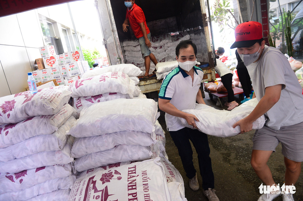 200.000 phần quà 0 đồng đang đến tay người dân khó khăn - Ảnh 3.