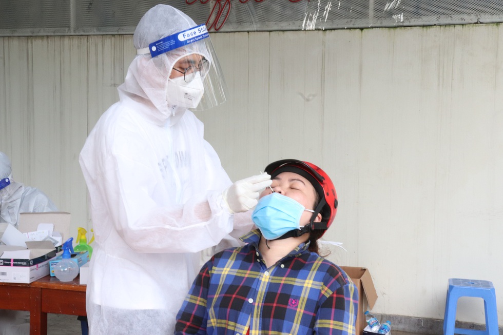 TP.HCM: Xét nghiệm nhanh vùng nguy cơ cao, phát hiện nhiều ca nghi nhiễm - Ảnh 7. TP.HCM: Xét nghiệm nhanh vùng nguy cơ cao, phát hiện nhiều ca nghi nhiễm - Ảnh 7.
