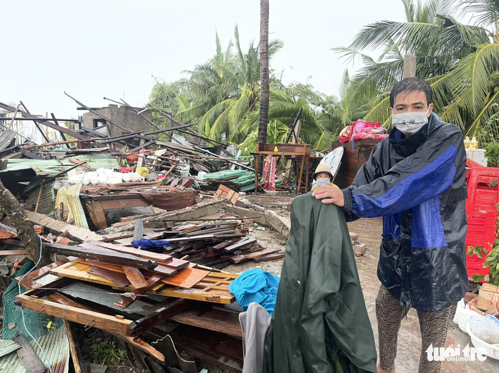 Dông lốc, mưa lớn, sập và tốc mái 49 căn nhà ở Tiền Giang - Ảnh 1.