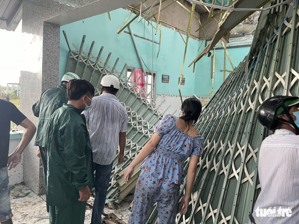 Dông lốc, mưa lớn, sập và tốc mái 49 căn nhà ở Tiền Giang - Ảnh 5. Dông lốc, mưa lớn, sập và tốc mái 49 căn nhà ở Tiền Giang - Ảnh 5.