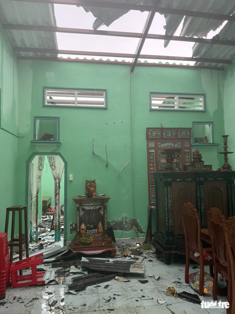 Dông lốc, mưa lớn, sập và tốc mái 49 căn nhà ở Tiền Giang - Ảnh 4. Dông lốc, mưa lớn, sập và tốc mái 49 căn nhà ở Tiền Giang - Ảnh 4.