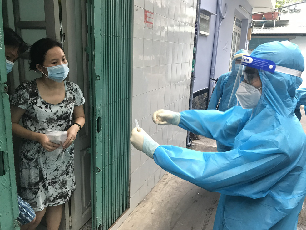 TP.HCM: Xét nghiệm nhanh vùng nguy cơ cao, phát hiện nhiều ca nghi nhiễm - Ảnh 6. TP.HCM: Xét nghiệm nhanh vùng nguy cơ cao, phát hiện nhiều ca nghi nhiễm - Ảnh 6.