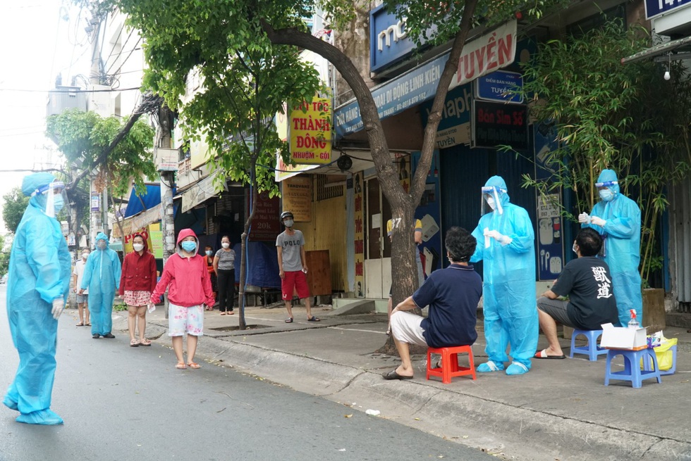 TP.HCM: Xét nghiệm nhanh vùng nguy cơ cao, phát hiện nhiều ca nghi nhiễm - Ảnh 5.