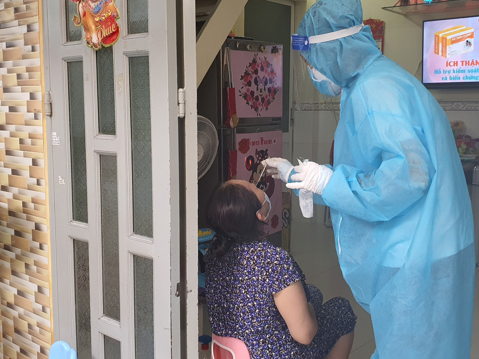TP.HCM: Xét nghiệm nhanh vùng nguy cơ cao, phát hiện nhiều ca nghi nhiễm - Ảnh 1. TP.HCM: Xét nghiệm nhanh vùng nguy cơ cao, phát hiện nhiều ca nghi nhiễm - Ảnh 1.