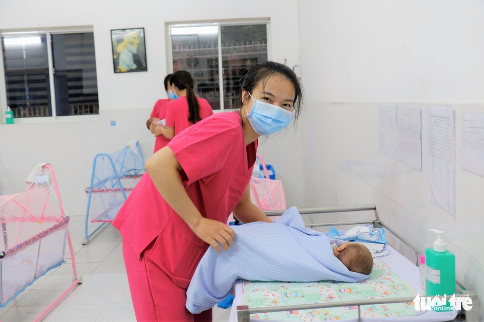 Tình nguyện làm mẹ bỉm sữa cho các bé có mẹ đang điều trị COVID-19 - Ảnh 7. Tình nguyện làm mẹ bỉm sữa cho các bé có mẹ đang điều trị COVID-19 - Ảnh 7.