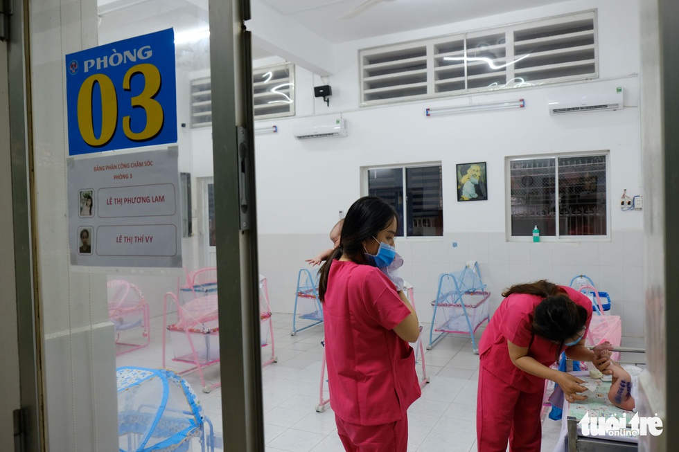 Tình nguyện làm mẹ bỉm sữa cho các bé có mẹ đang điều trị COVID-19 - Ảnh 5. Tình nguyện làm mẹ bỉm sữa cho các bé có mẹ đang điều trị COVID-19 - Ảnh 5.