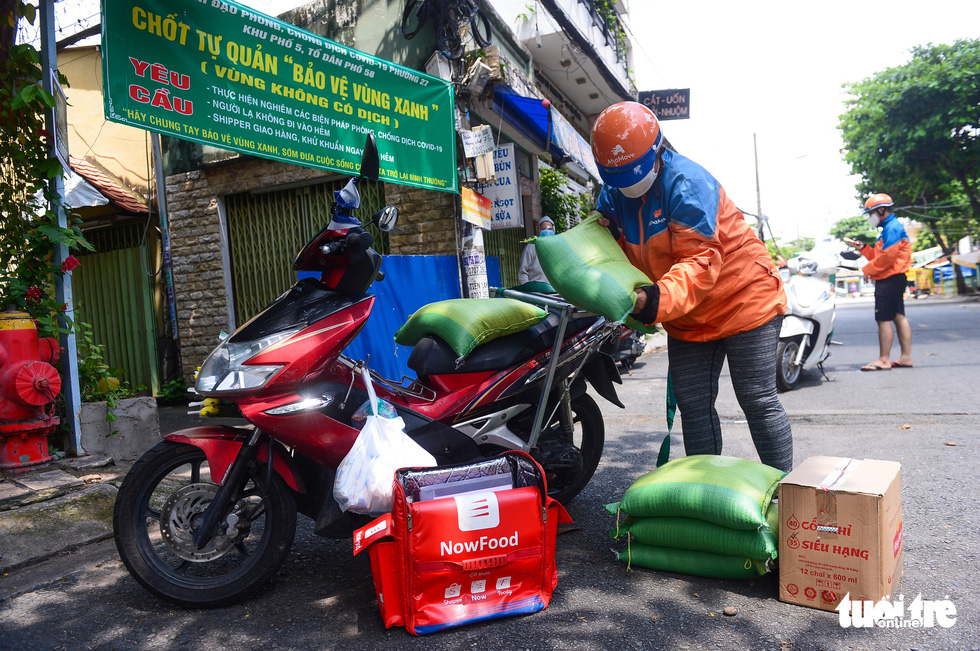 Một ngày cày vất vả trên đường của nữ shipper mùa dịch - Ảnh 8.