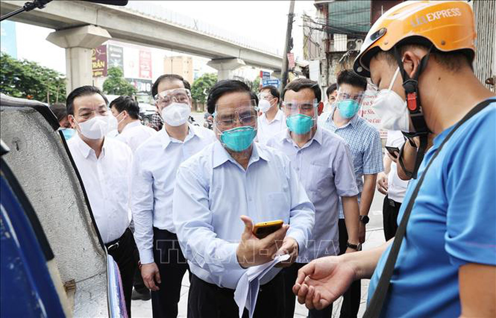 Thủ tướng kiểm tra đột xuất các điểm nóng dịch COVID-19 tại Hà Nội - Ảnh 4.