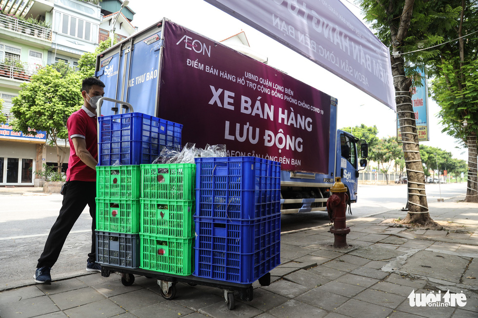 ‘Chợ lưu động’ giúp người Hà Nội trong thời gian giãn cách - Ảnh 1.