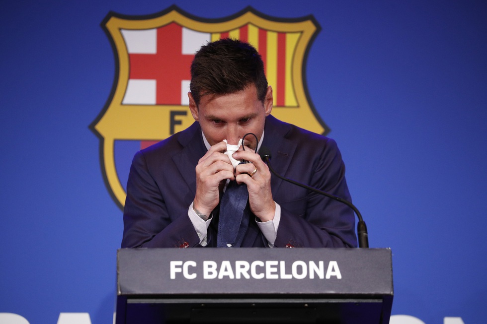 Messi khóc nhiều trong buổi họp báo chia tay Barca, chưa xác định bến đỗ mới - Ảnh 8. Messi khóc nhiều trong buổi họp báo chia tay Barca, chưa xác định bến đỗ mới - Ảnh 8.
