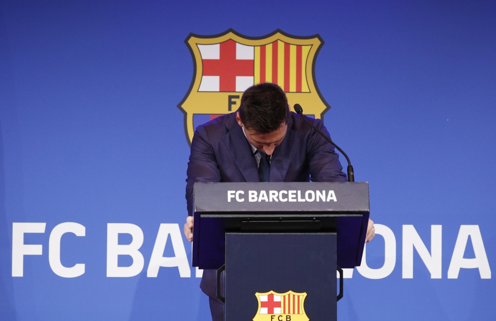 Messi khóc nhiều trong buổi họp báo chia tay Barca, chưa xác định bến đỗ mới - Ảnh 6. Messi khóc nhiều trong buổi họp báo chia tay Barca, chưa xác định bến đỗ mới - Ảnh 6.