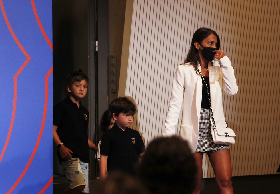 Messi khóc nhiều trong buổi họp báo chia tay Barca, chưa xác định bến đỗ mới - Ảnh 5. Messi khóc nhiều trong buổi họp báo chia tay Barca, chưa xác định bến đỗ mới - Ảnh 5.