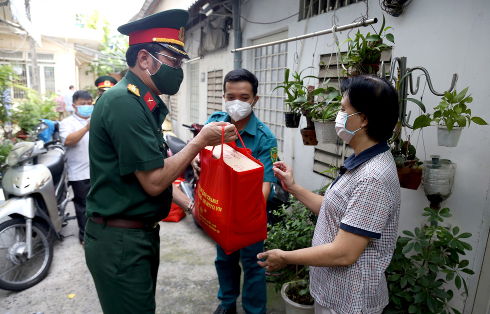 Bộ Tư lệnh TP.HCM gõ cửa từng nhà khó khăn trao quà hỗ trợ - Ảnh 4.